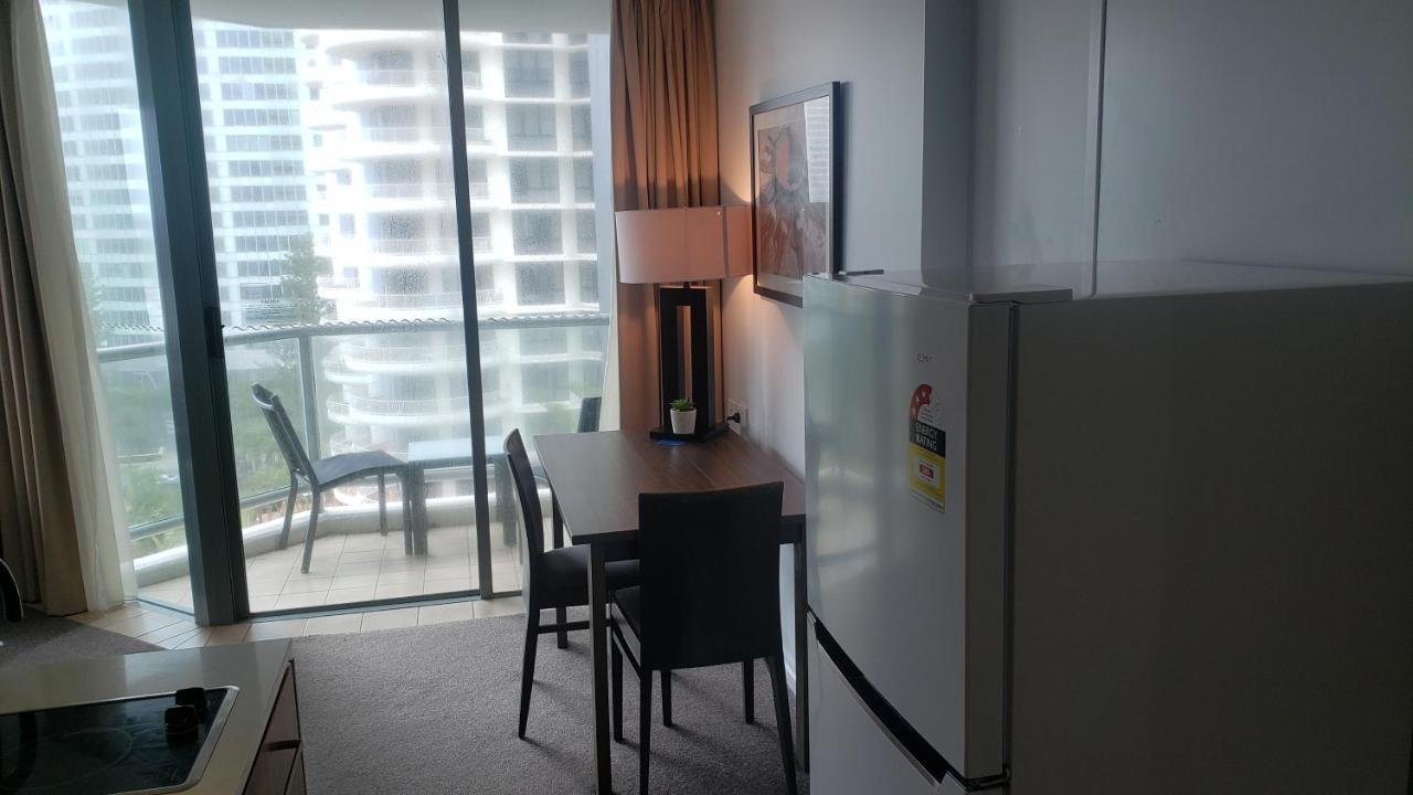 Apartment Surfers Ocean View. Large Fridge, Washing Machine, Wifi