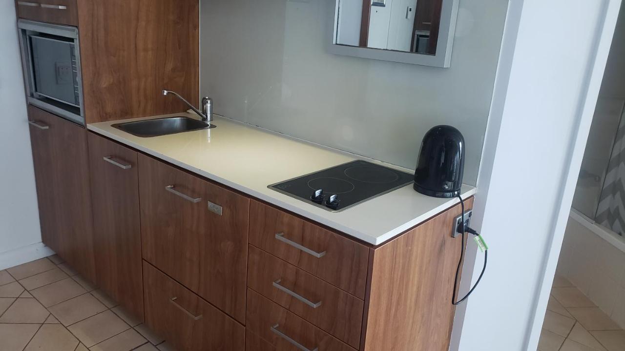 Surfers Ocean View. Large Fridge, Washing Machine, Wifi * Gold Coast