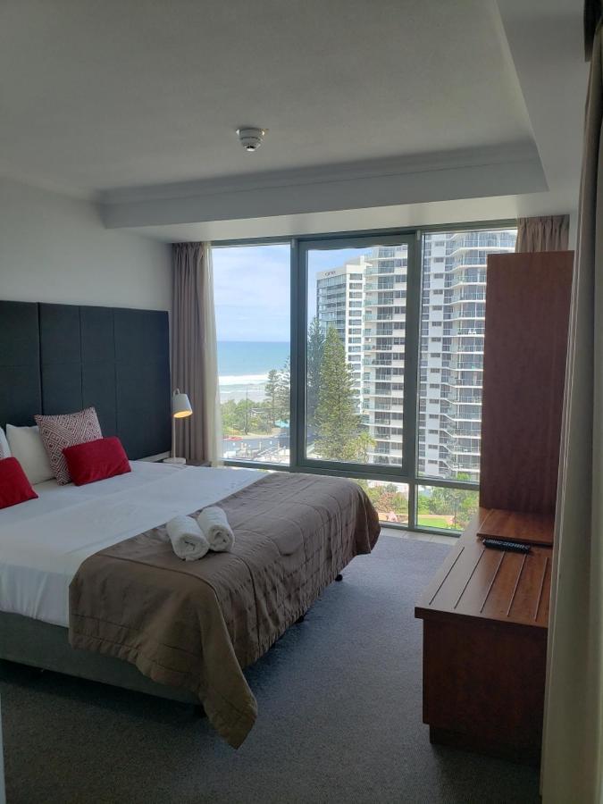 Apartment Surfers Ocean View. Large Fridge, Washing Machine, Wifi Gold Coast