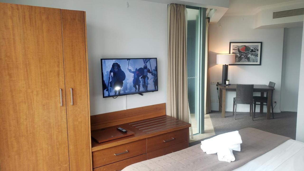 Surfers Ocean View. Large Fridge, Washing Machine, Wifi Apartment *