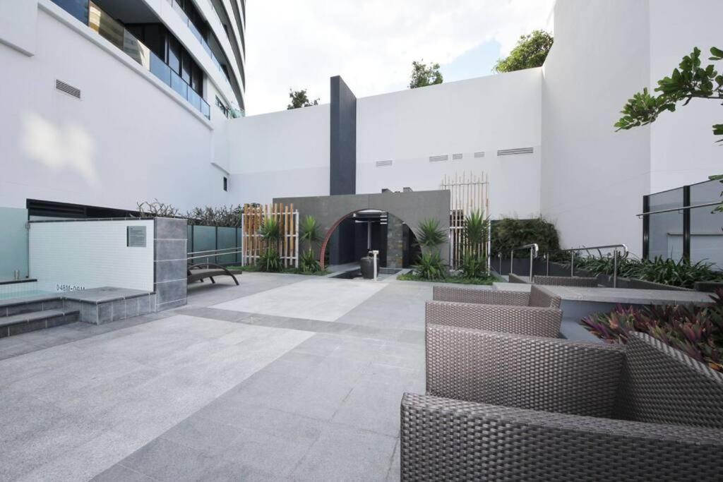 Oracle 2401 Apartment