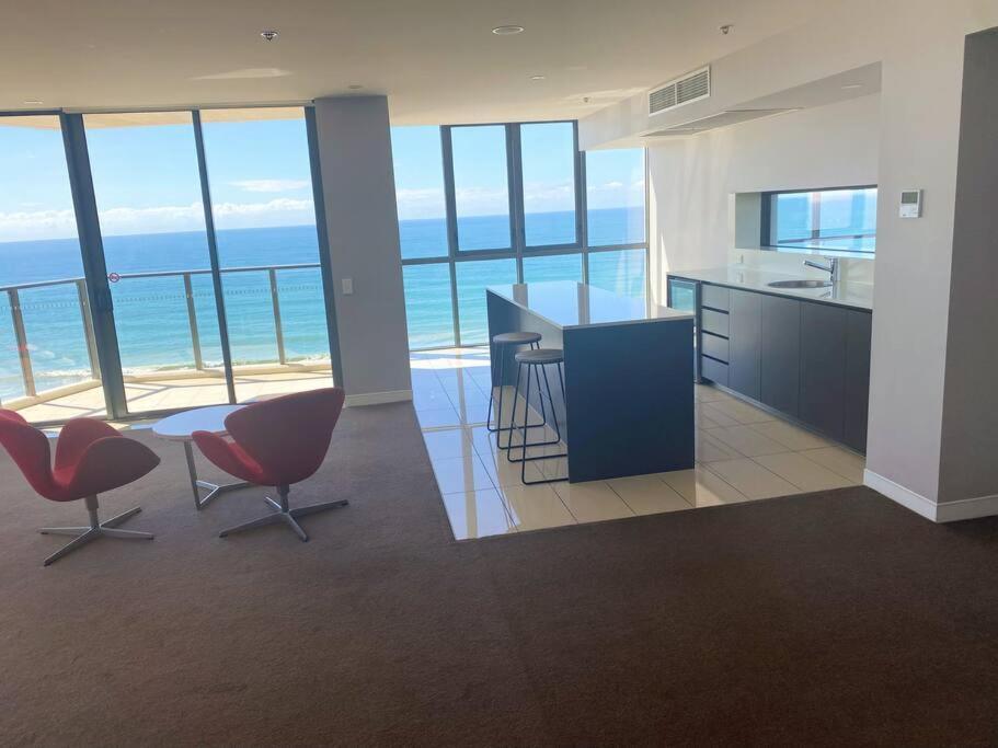 Luxury 180° Views Front Ocean Facing 2br Apartment Gold Coast