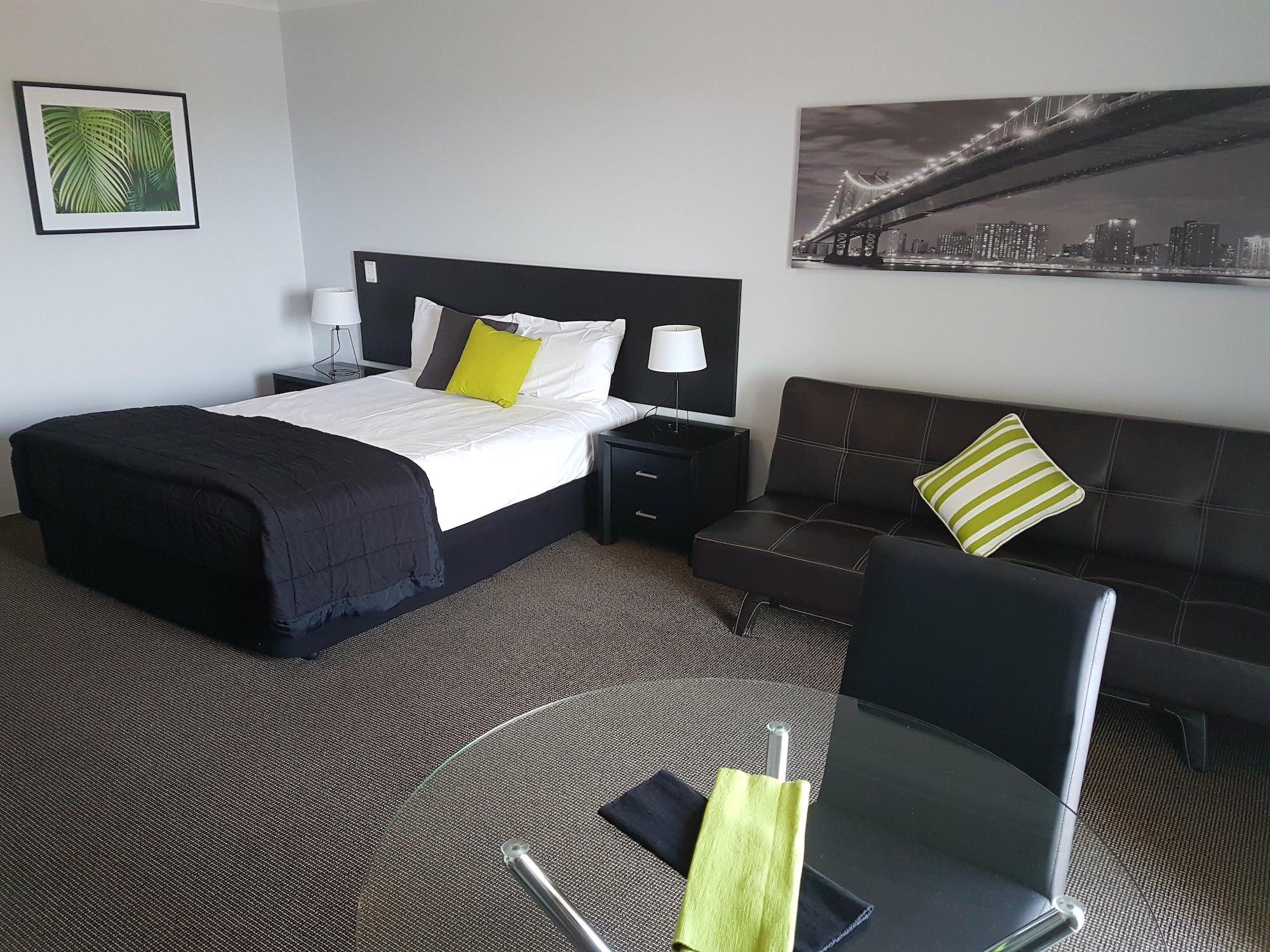 Outrigger Burleigh Hotel 3*