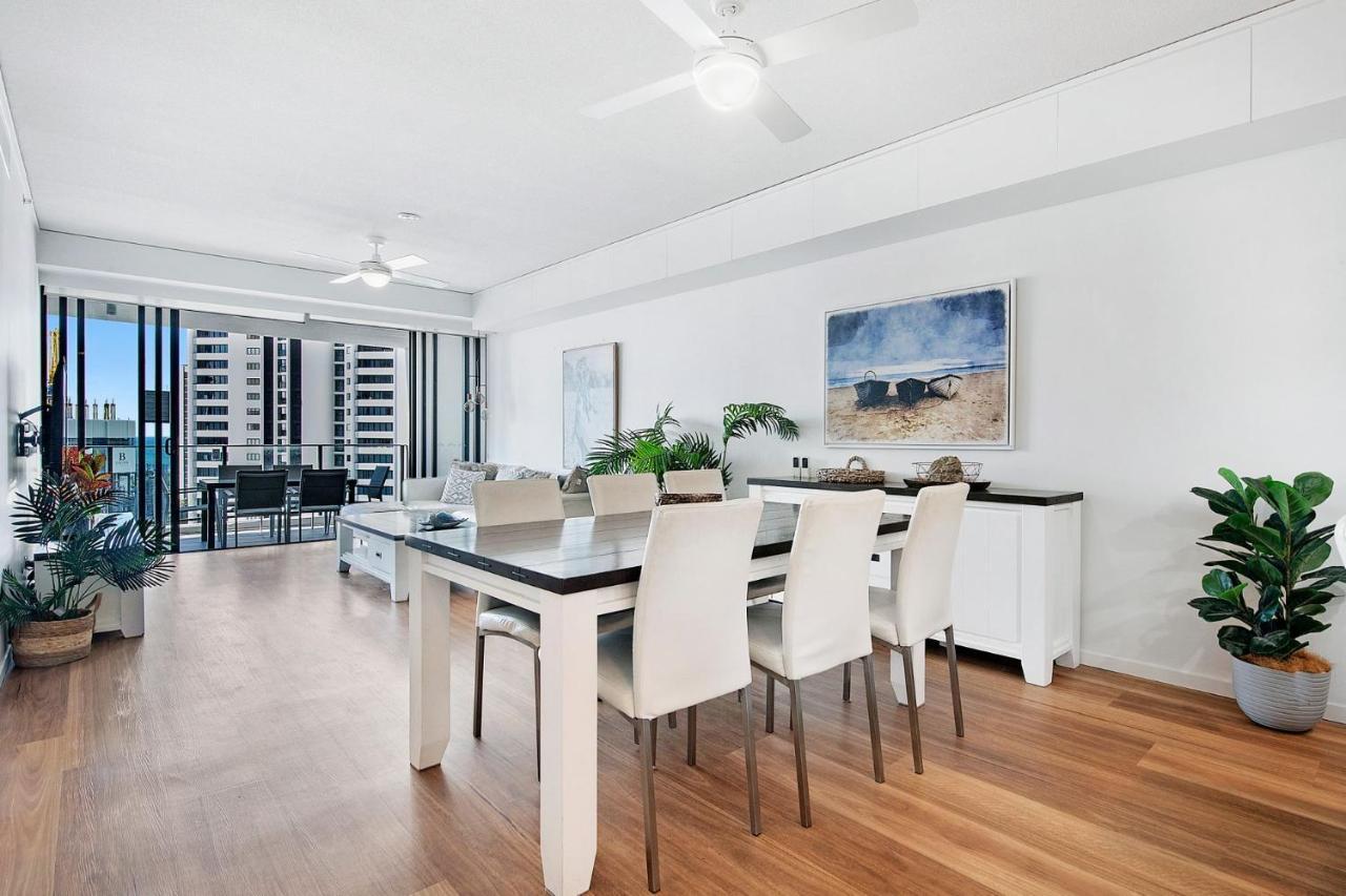 Modern 3 Bedroom With Ocean Views - Coasthm Apartment Gold Coast