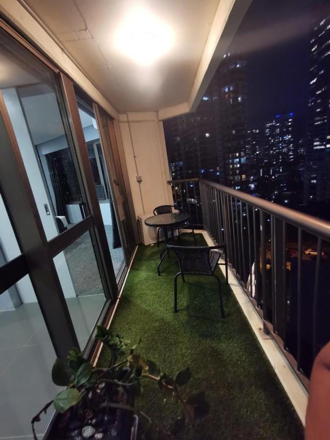 Aloha In Surfers Apartment *