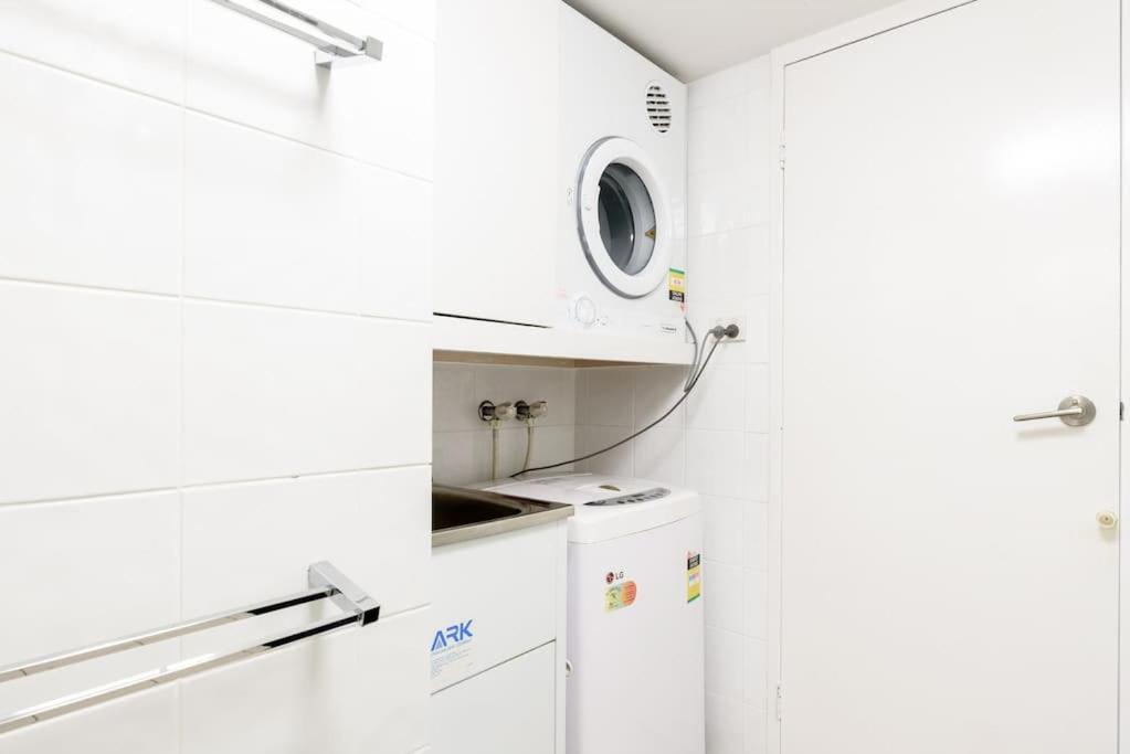 Beachy, Bright, And The Location On The Gc! Apartment Gold Coast