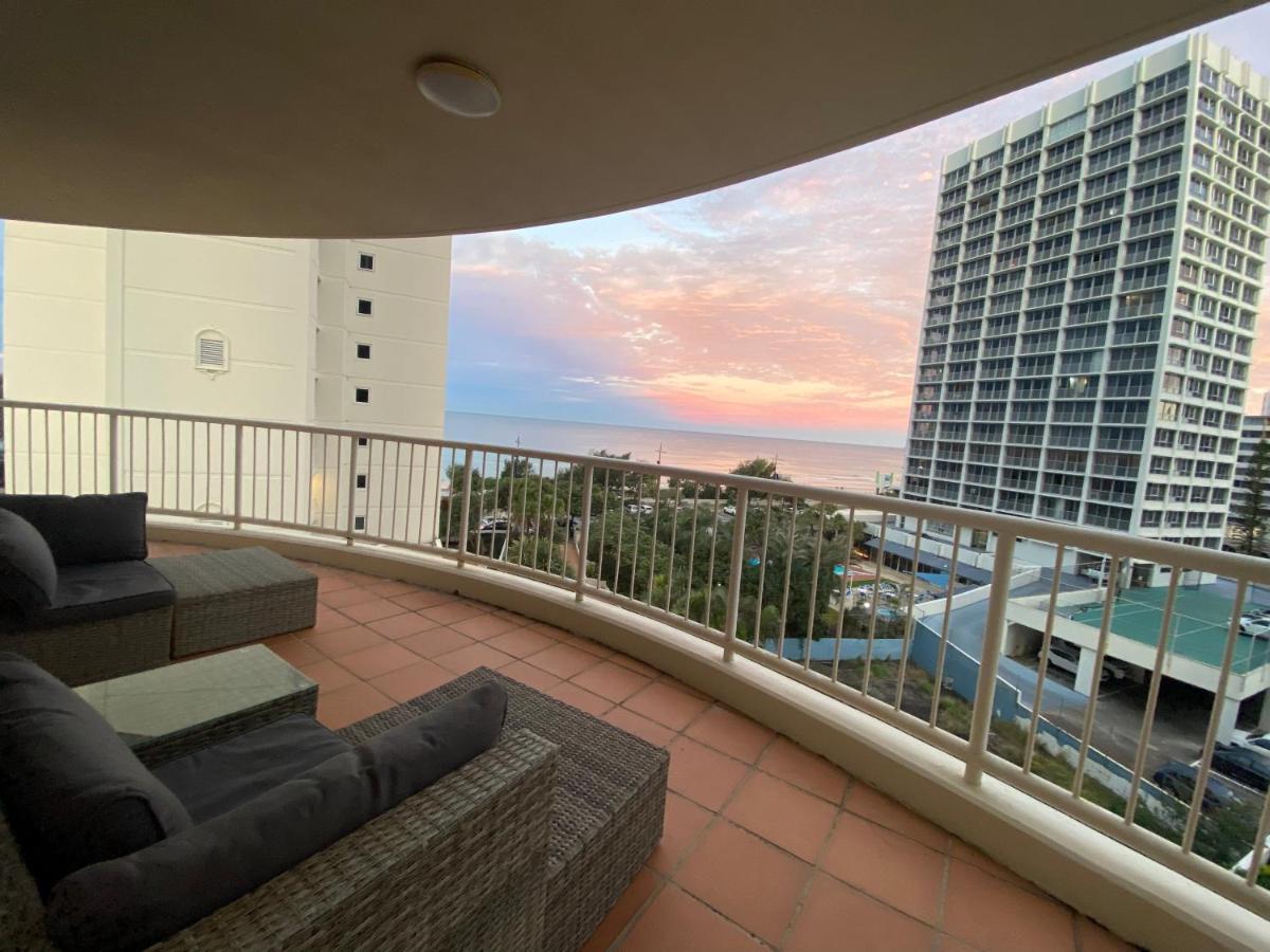 Beachfront Romantic Getaway - Surfers Paradise Apartamento