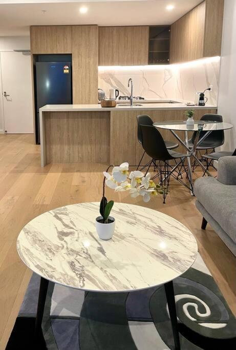 Apartment Stunning Oceanview 2br In The Heart Of Broadbeach 44f *