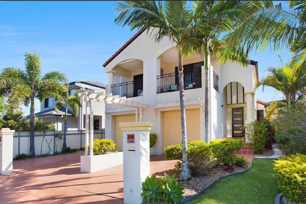Large, Light, Dog Friendly 600m To Burleigh Holiday home