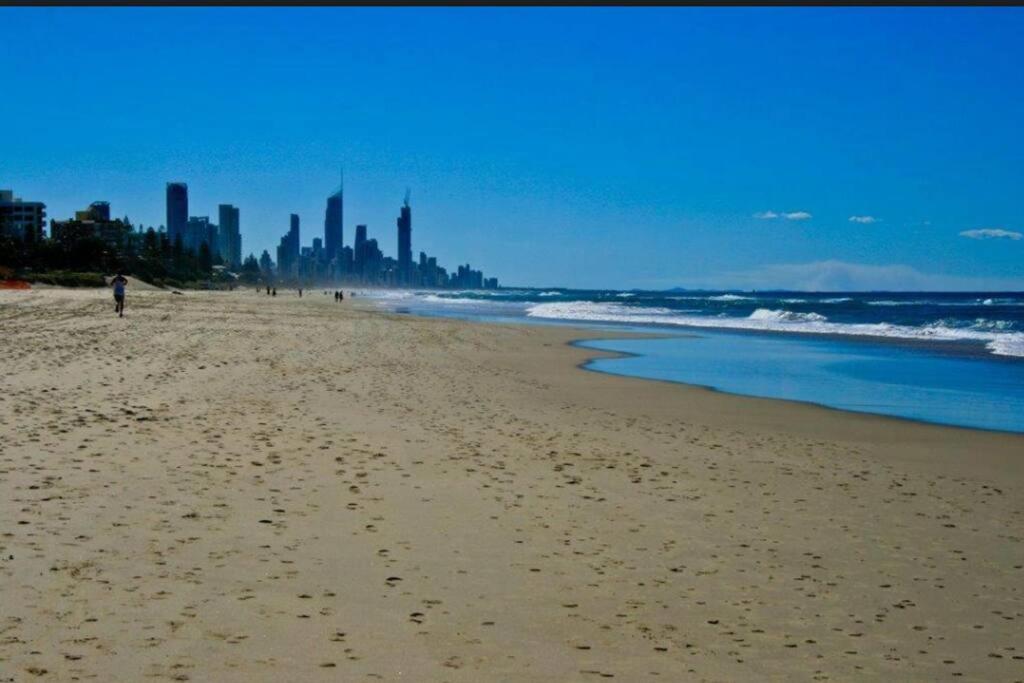 Large, Light, Dog Friendly 600m To Burleigh *