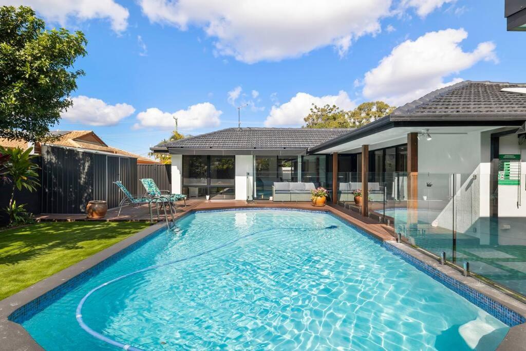 Ultra Modern & Relaxing Inner 4bed House - With A Private Pool - 10mins Walk To * Gold Coast