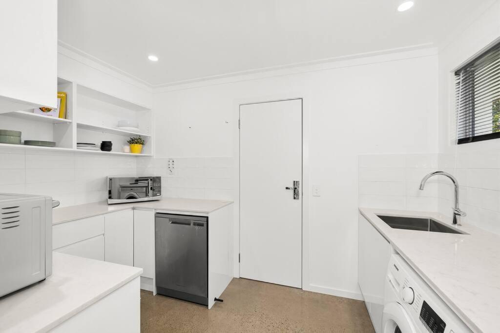 Ultra Modern & Relaxing Inner 4bed House - With A Private Pool - 10mins Walk To