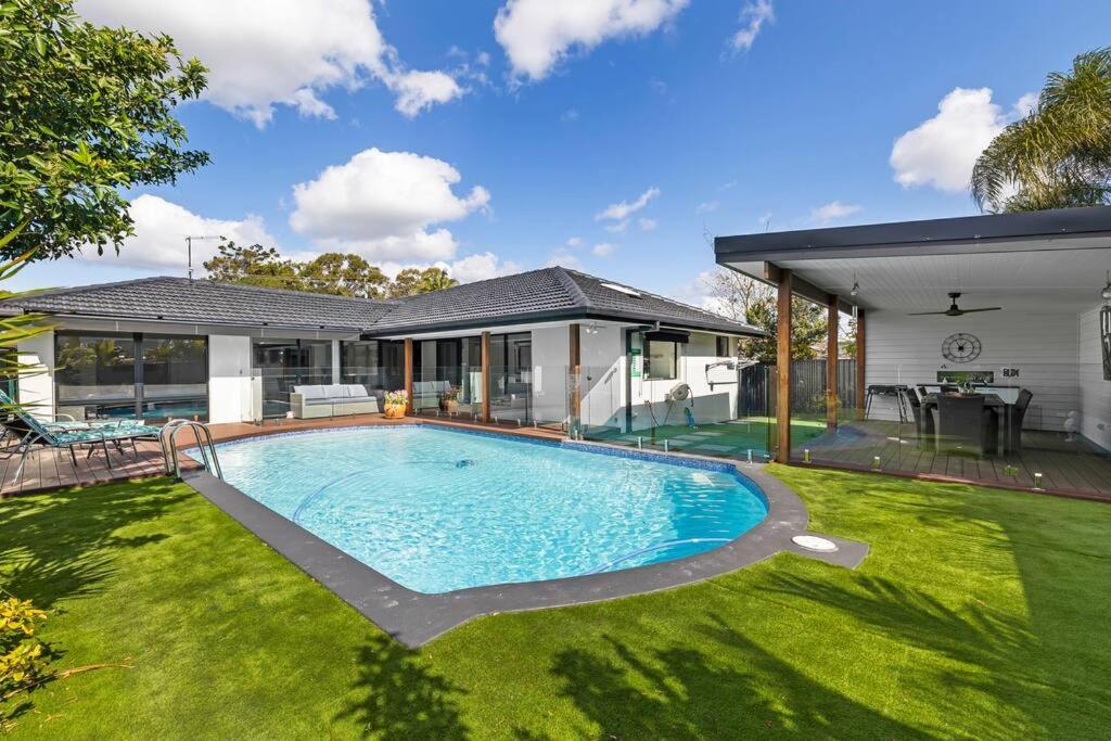 Ultra Modern & Relaxing Inner 4bed House - With A Private Pool - 10mins Walk To Holiday home Gold Coast