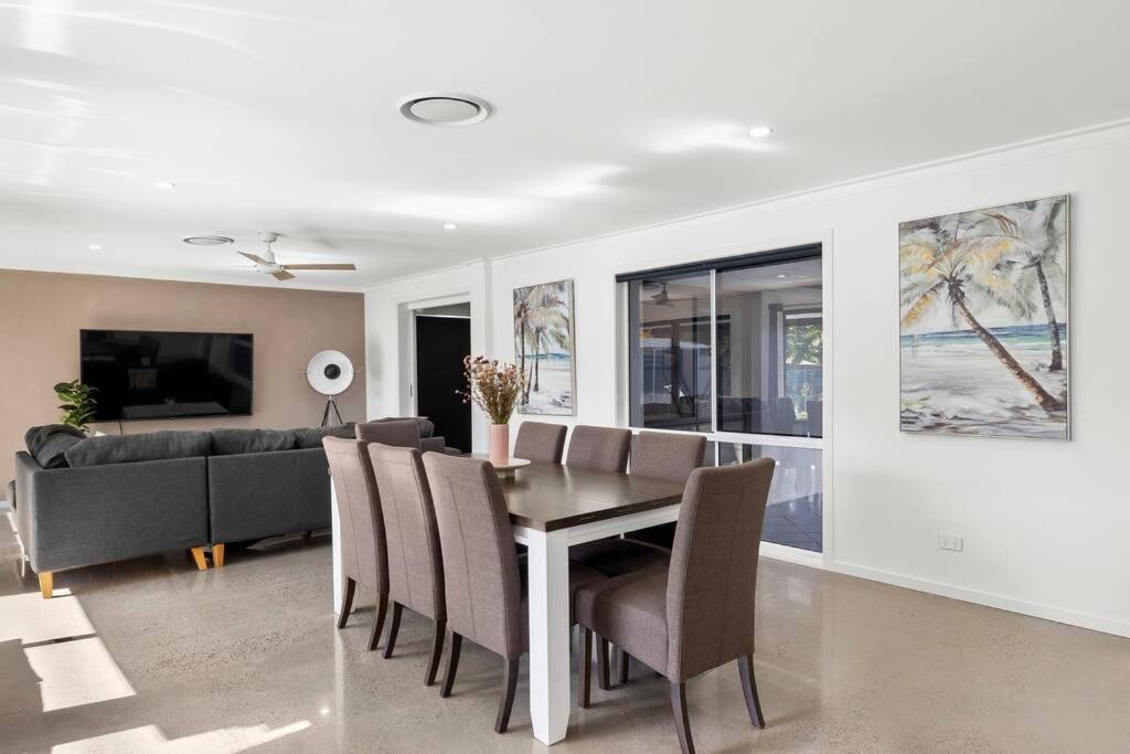 Ultra Modern & Relaxing Inner 4bed House - With A Private Pool - 10mins Walk To *