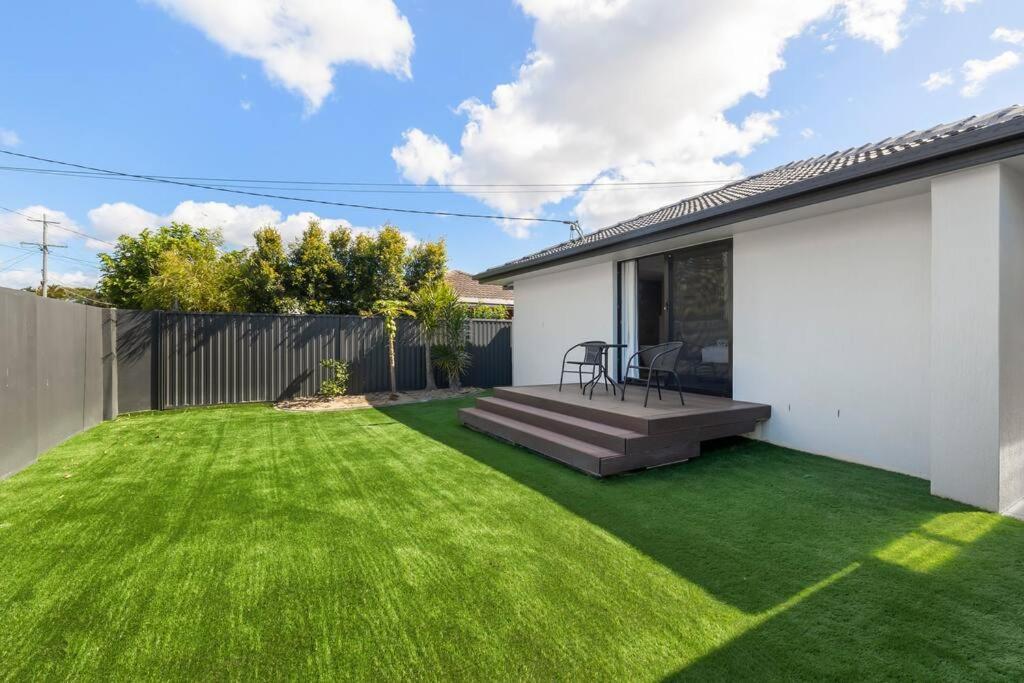 Ultra Modern & Relaxing Inner 4bed House - With A Private Pool - 10mins Walk To