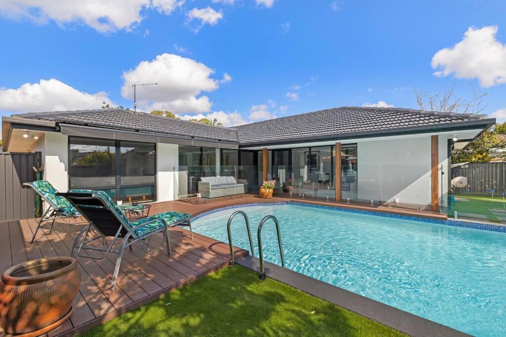 Ultra Modern & Relaxing Inner 4bed House - With A Private Pool - 10mins Walk To Holiday home