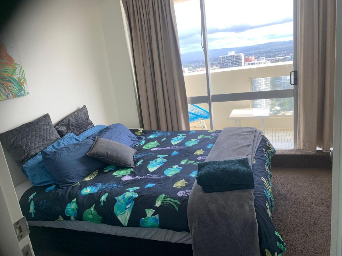 Oceanfront Unique Sleeps 14 Hear Waves And Enjoy Lorikeets On Balcony Gold Coast