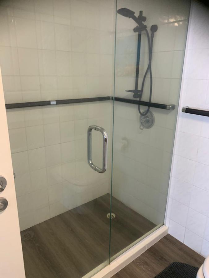Apartment Oceanfront Unique Sleeps 14 Hear Waves And Enjoy Lorikeets On Balcony *