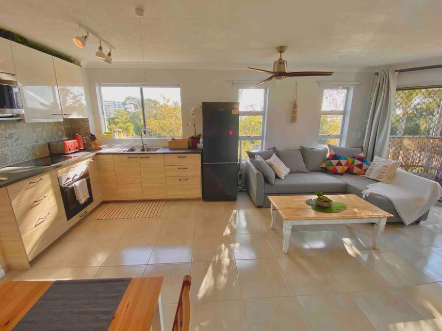 Broadbeach, Stylish Close To Everything Apartamento