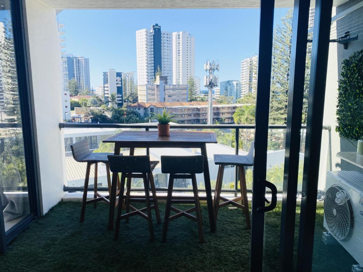 New Modern Deco' Apartment, With View, Pool, And Sauna Apartment Gold Coast