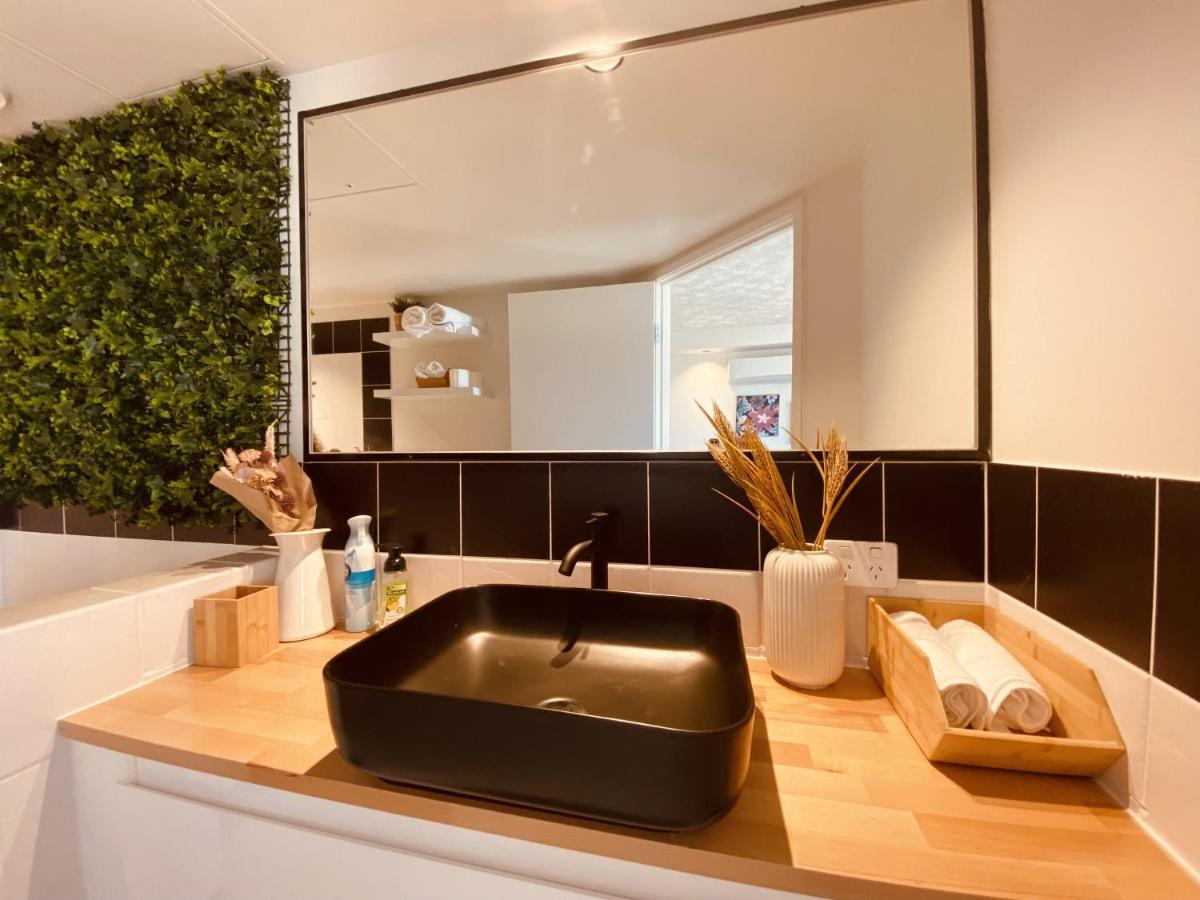 New Modern Deco' Apartment, With View, Pool, And Sauna * Gold Coast