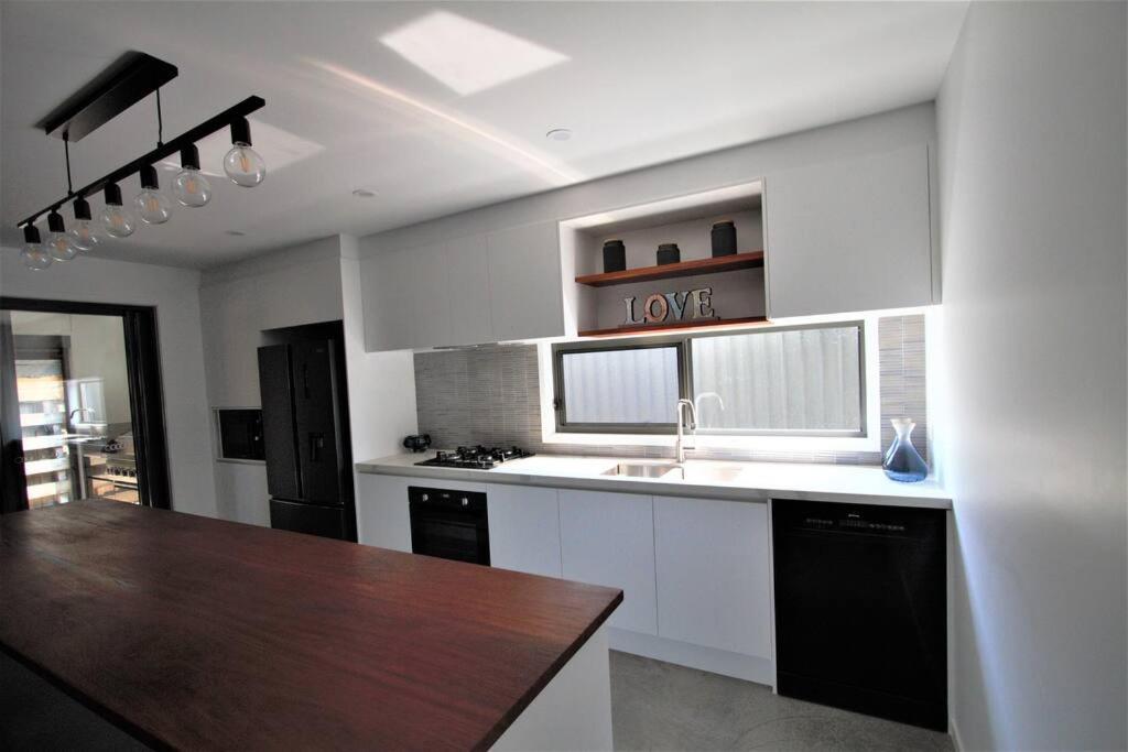 Modern Palm Getaway To Whole Family Holiday home *