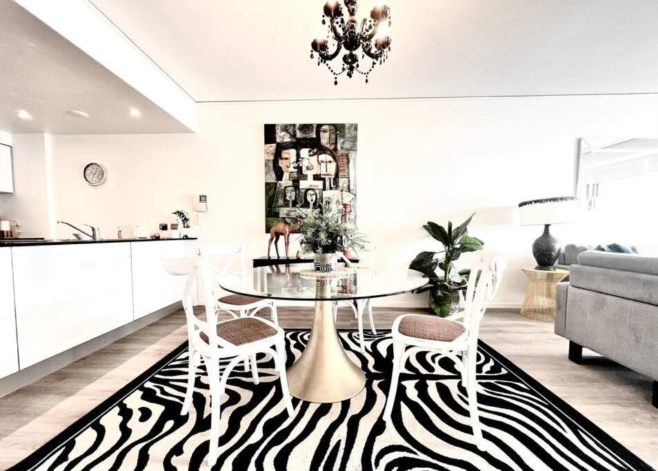Sea Views Broadbeach Apartment