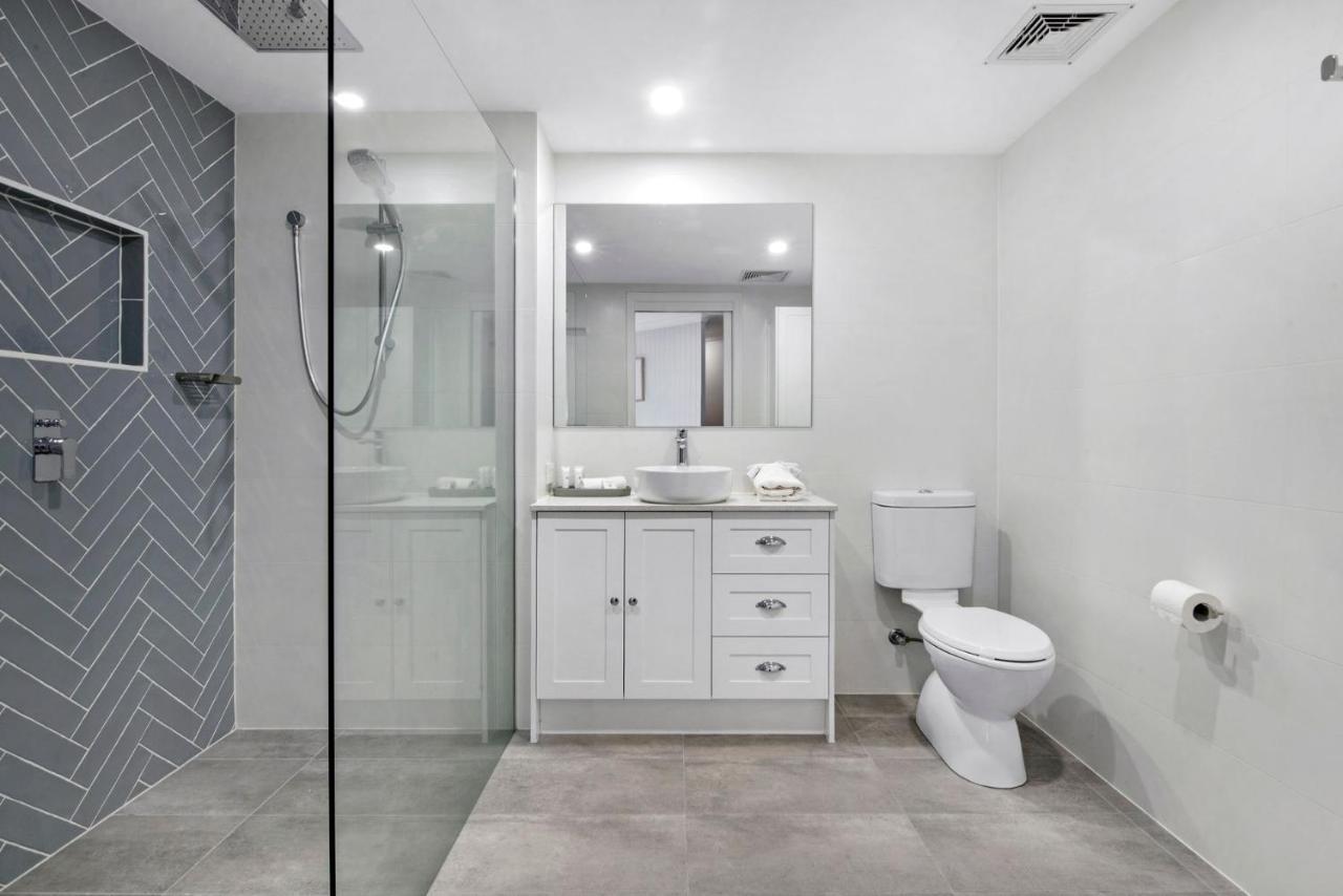 Apartment 3br Broadbeach Lakefront Gold Coast