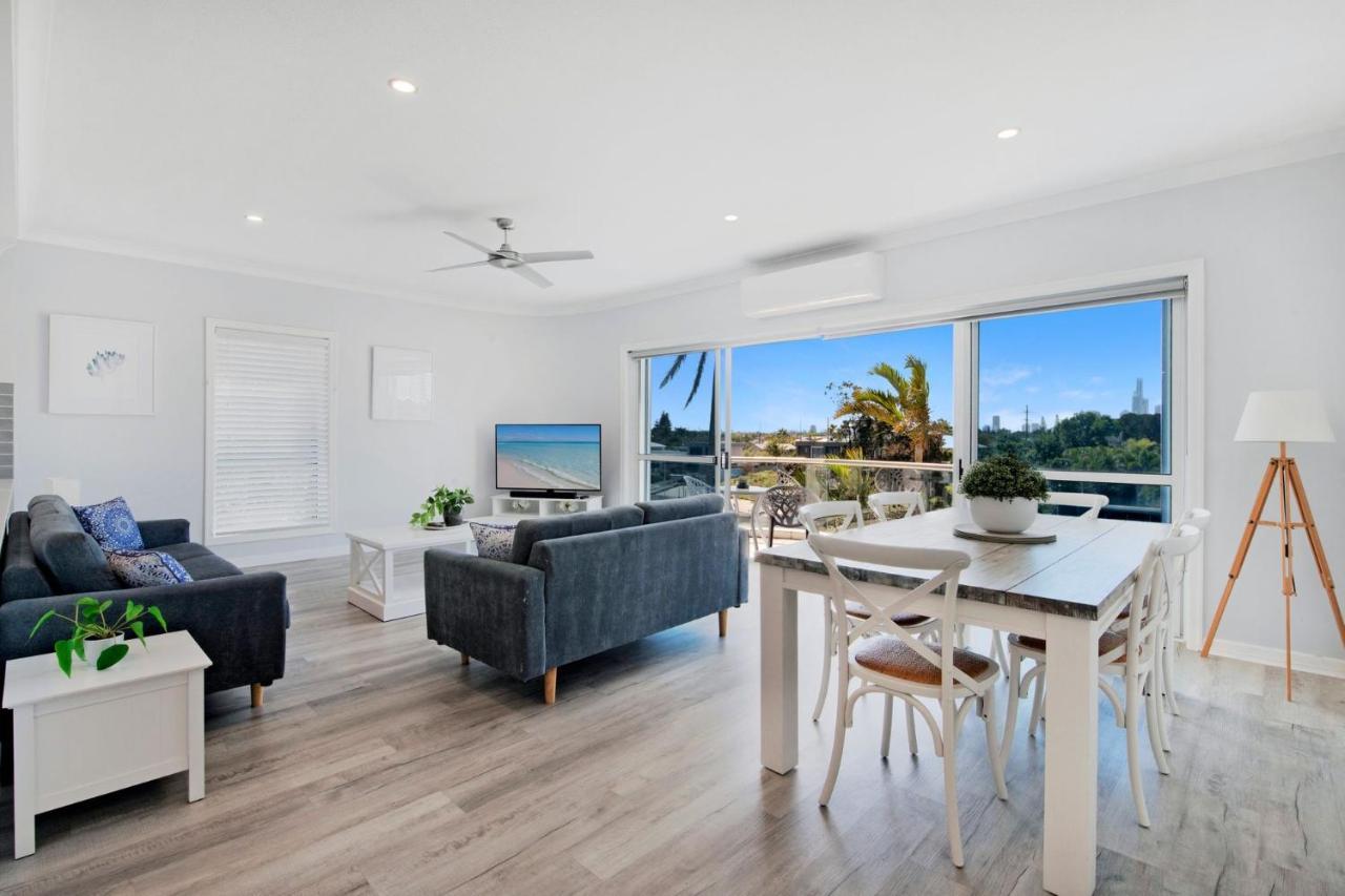 3br Broadbeach Lakefront Apartment *