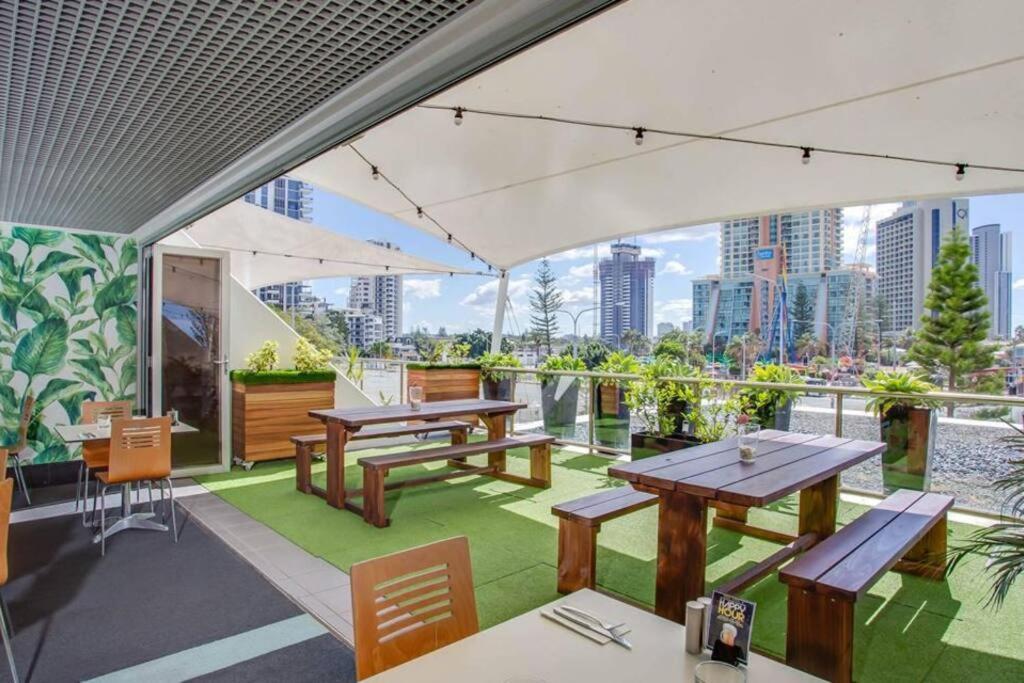 Close To Everything! Beautiful Studio's, Sleeps 4 Apartment