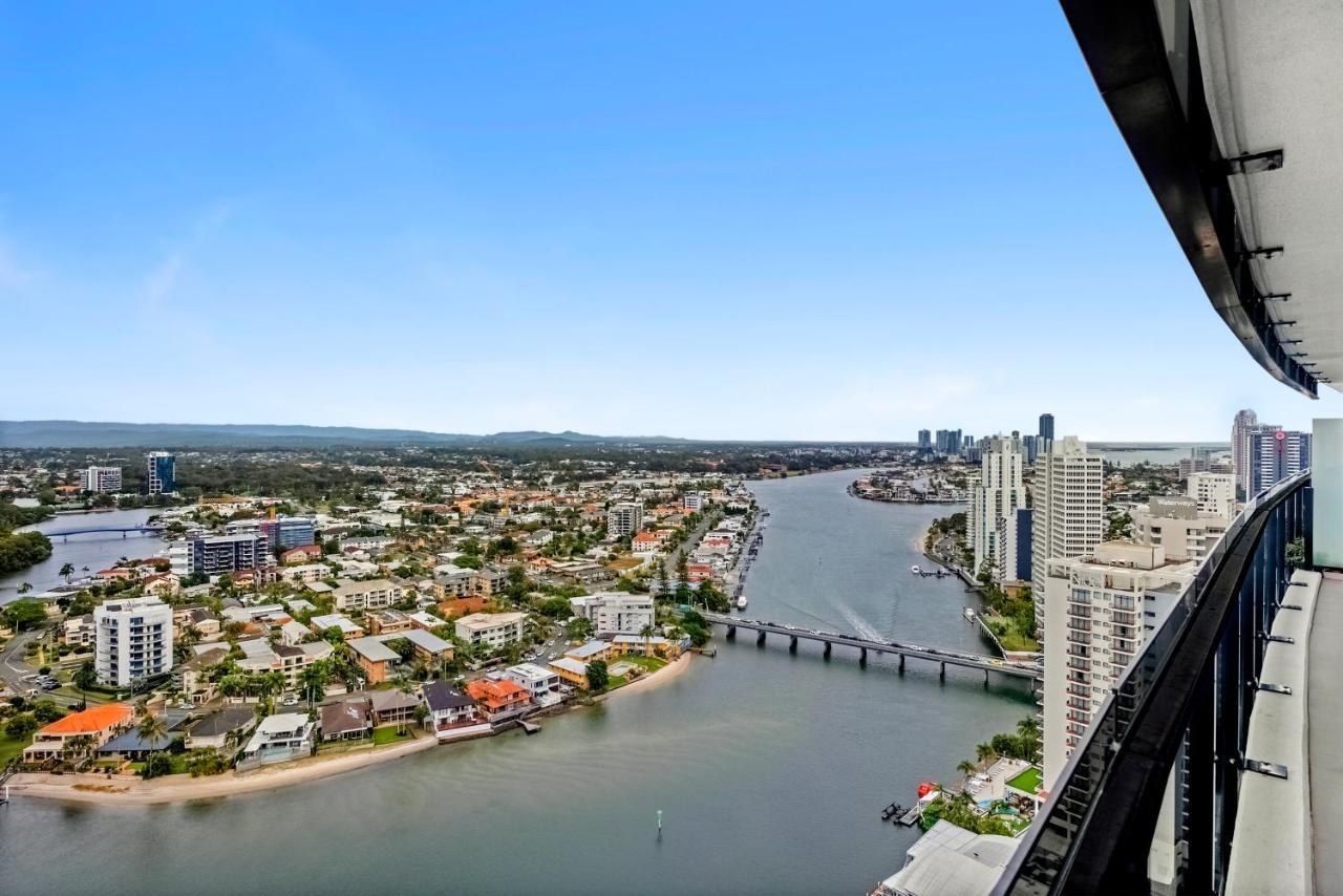 Circle On Cavill Skyhigh Hinterland Retreat Apartment