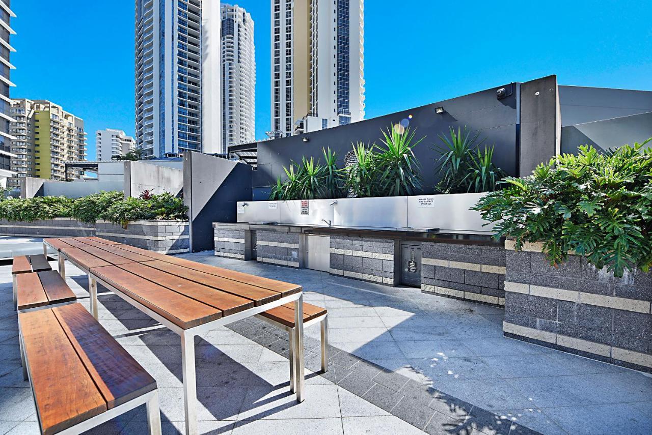 Circle On Cavill Skyhigh Hinterland Retreat Apartment
