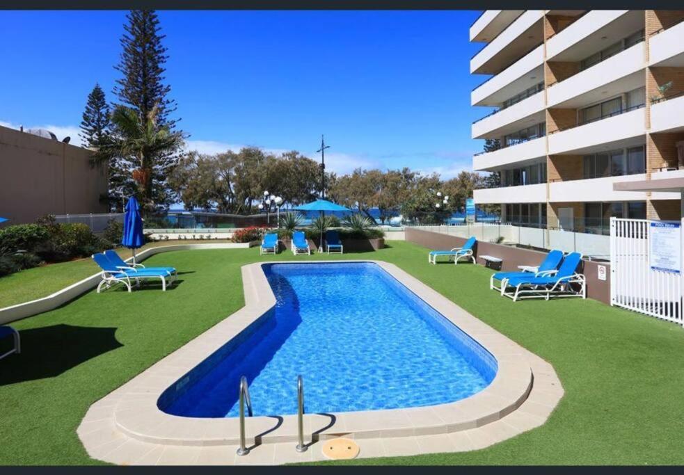 Fab Beachfront 2 Brm Apt In The Heart Of Surfers Apartment