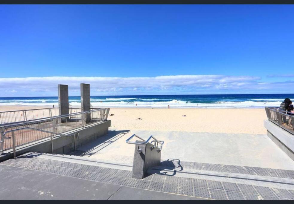 Fab Beachfront 2 Brm Apt In The Heart Of Surfers Apartment