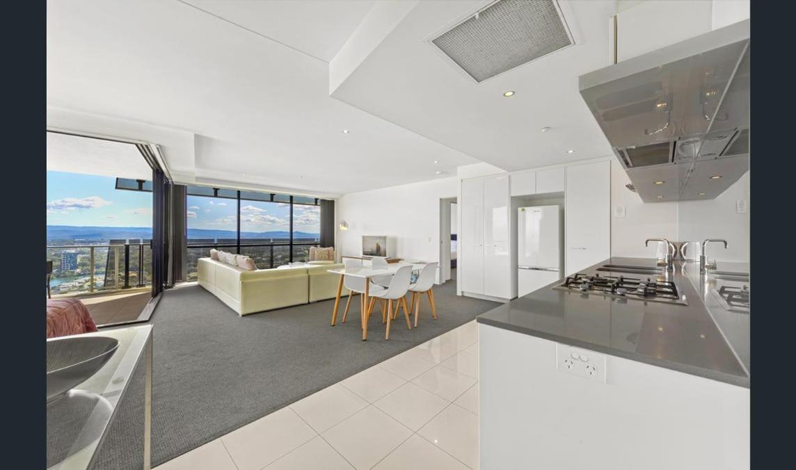 Cavill Avenue Luxury Private Apartment *