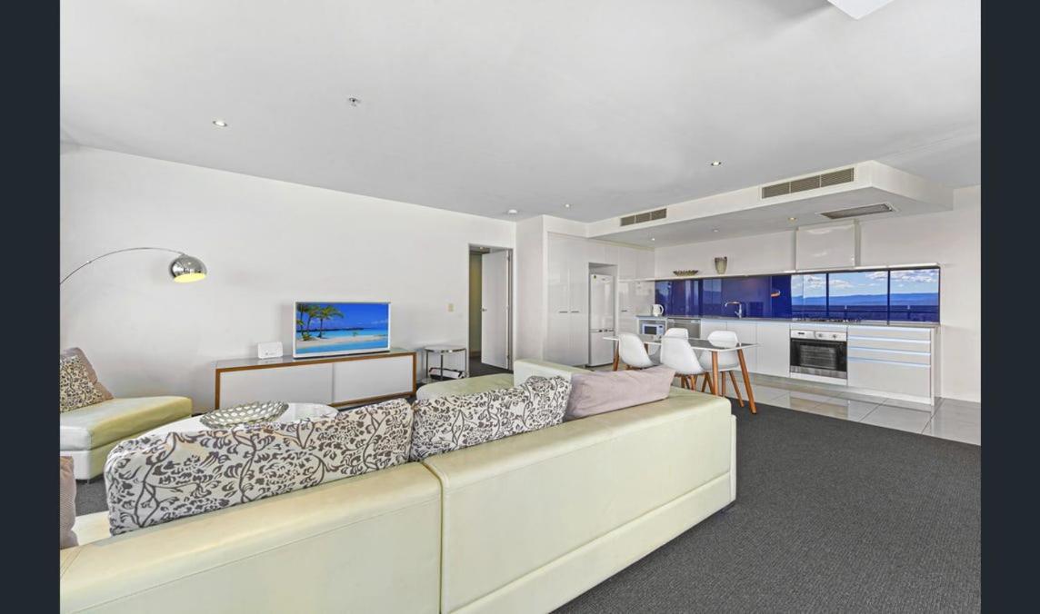 Cavill Avenue Luxury Private Apartment *