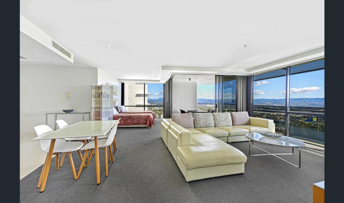 Cavill Avenue Luxury Private Apartment *