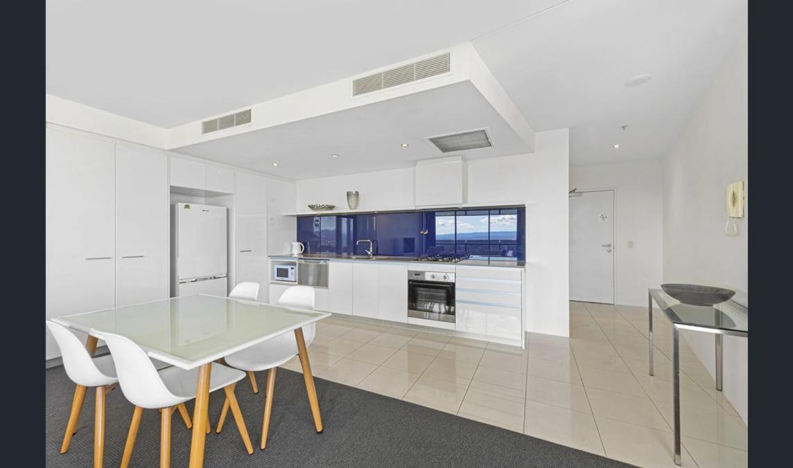 Cavill Avenue Luxury Private Apartment Gold Coast