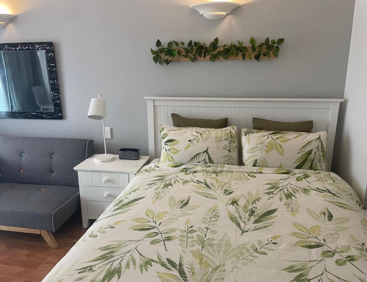 Lovely Ocean Viewed Studio Next To The Beach Apartment Gold Coast
