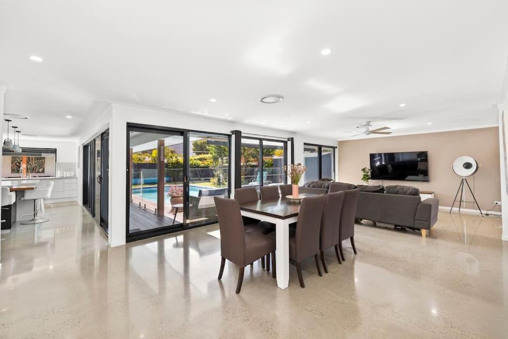 Ultra Modern & Relaxing Inner 4bed House - With A Private Pool - 10mins Walk To Holiday home