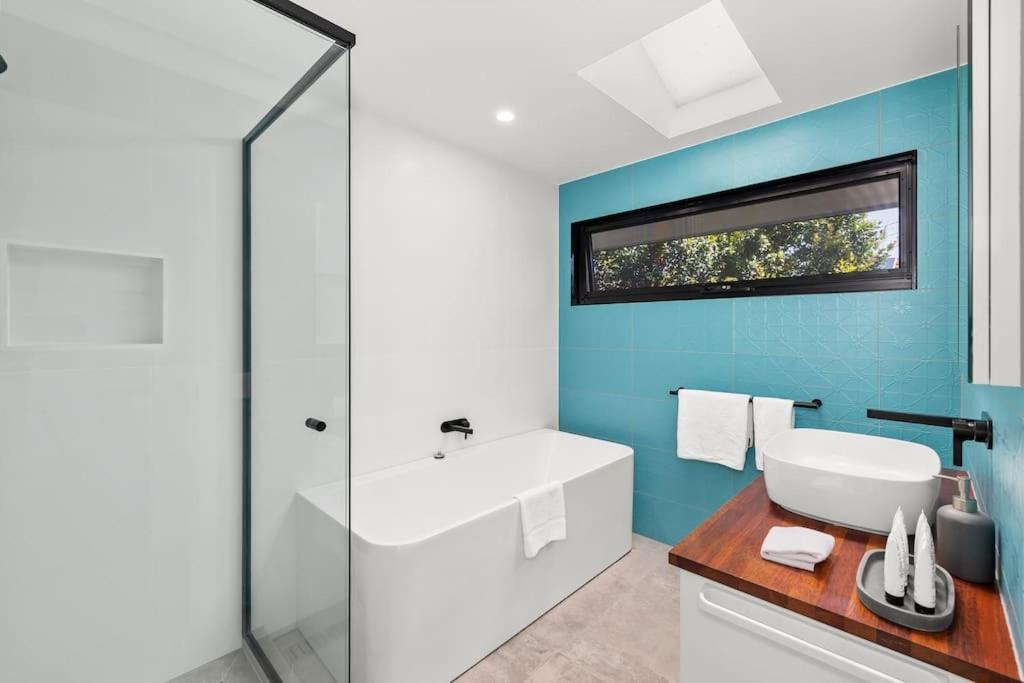 Ultra Modern & Relaxing Inner 4bed House - With A Private Pool - 10mins Walk To Gold Coast