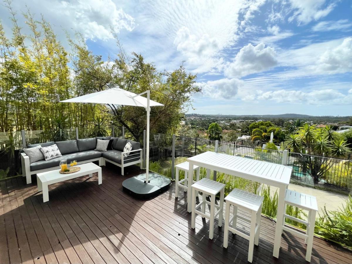 Uninterrupted Uphill View & Big Pool Holiday home