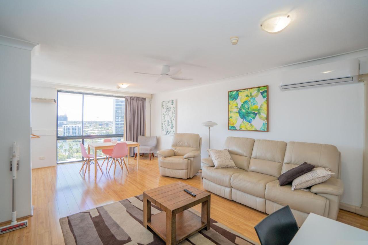 Large Surfers Paradise With Fantastic Views Apartment *