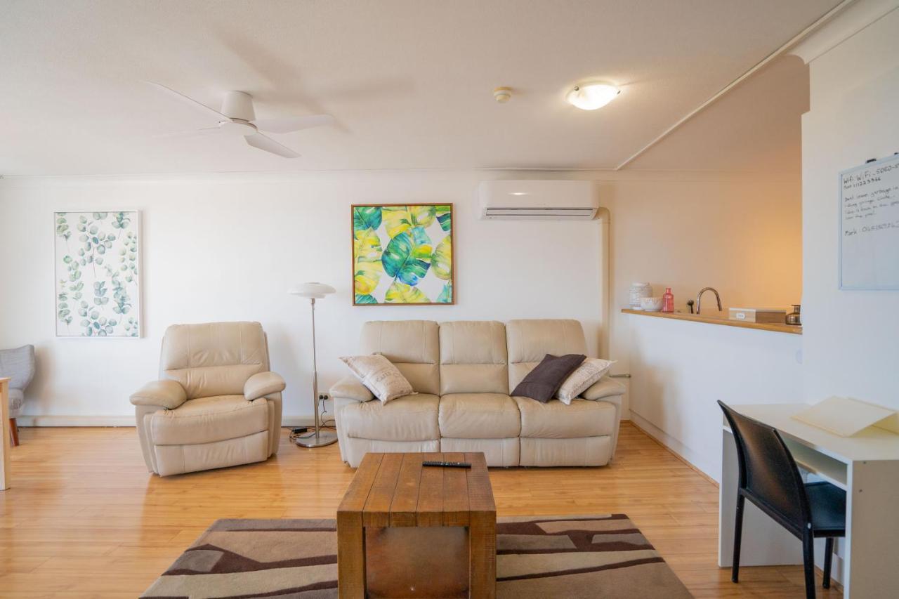 Large Surfers Paradise With Fantastic Views Apartment *