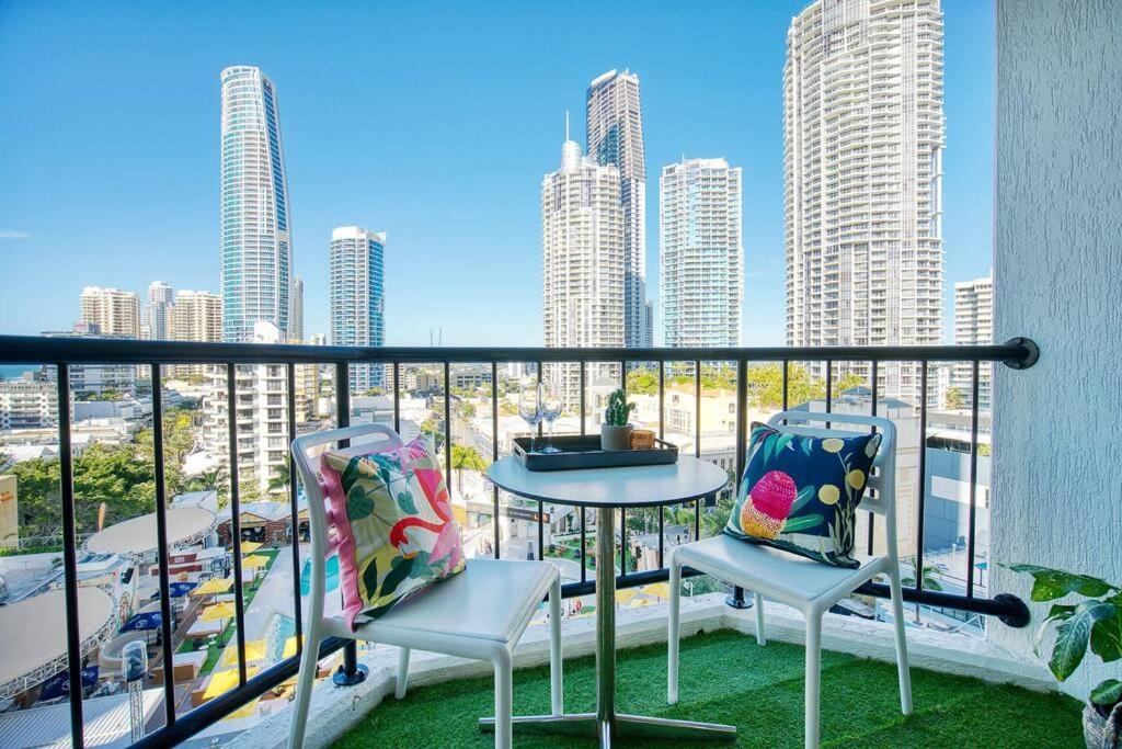 Gorgeous Studio Right In The Heart Of Surfers Apartment *