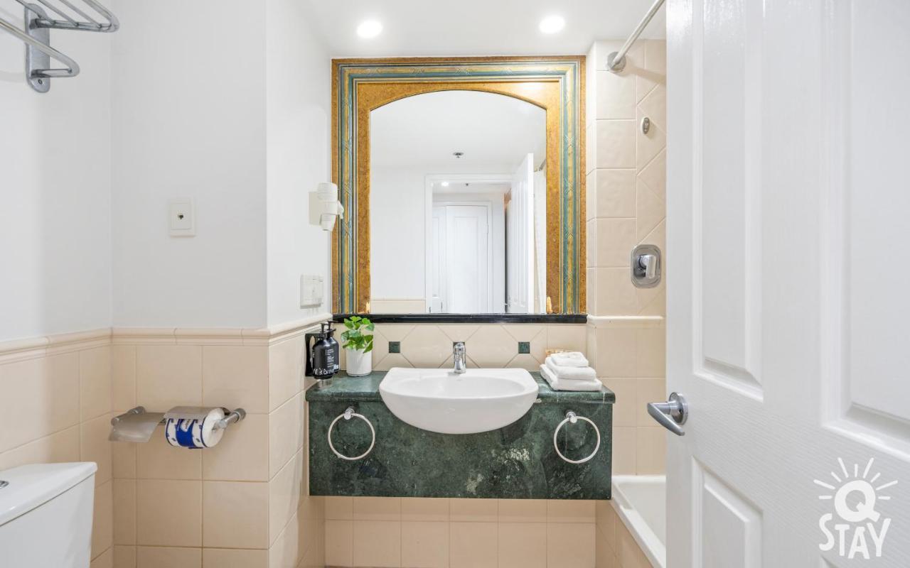 Apartment Interconnecting 2 Bedroom Unit At Legends — Q *