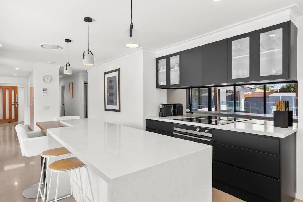Ultra Modern & Relaxing Inner 4bed House - With A Private Pool - 10mins Walk To