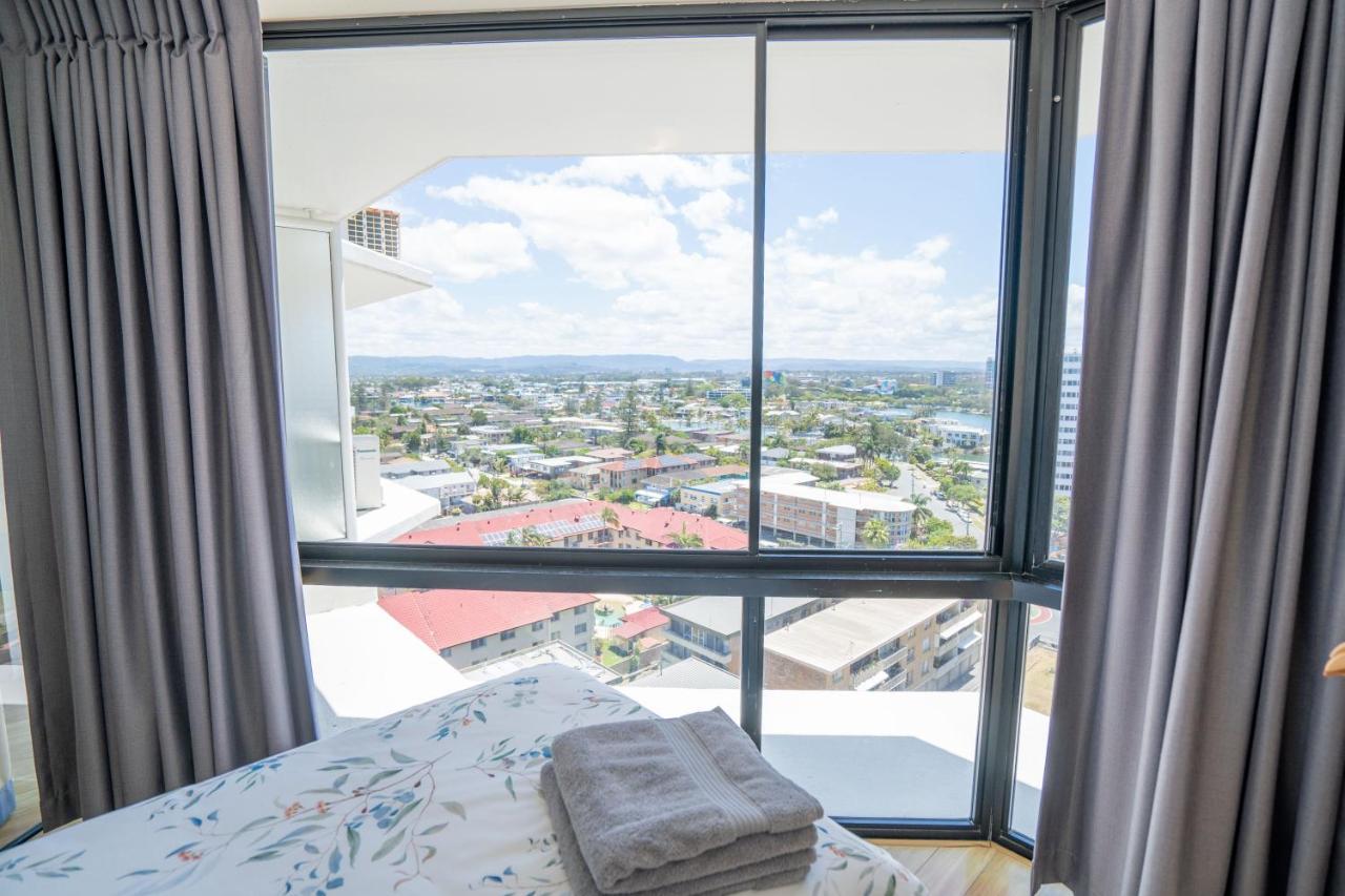 Large Surfers Paradise With Fantastic Views Apartment *