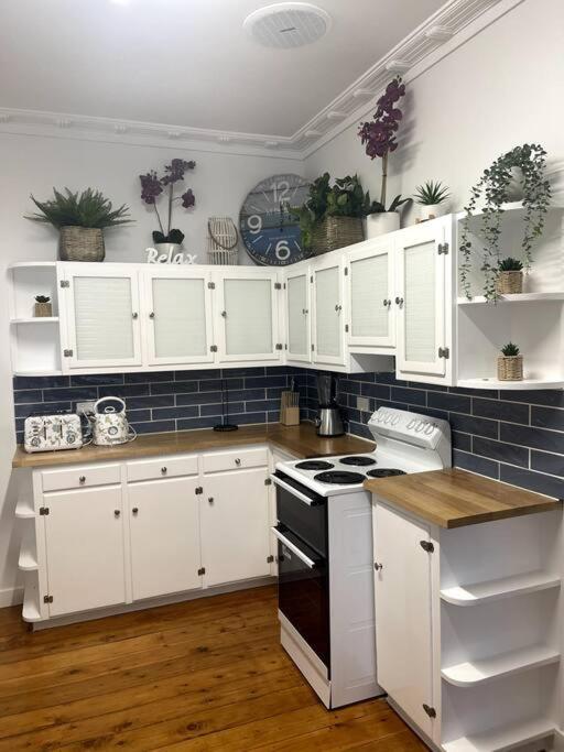 Holiday home House 100ms To Freshly Renovated New Appliances