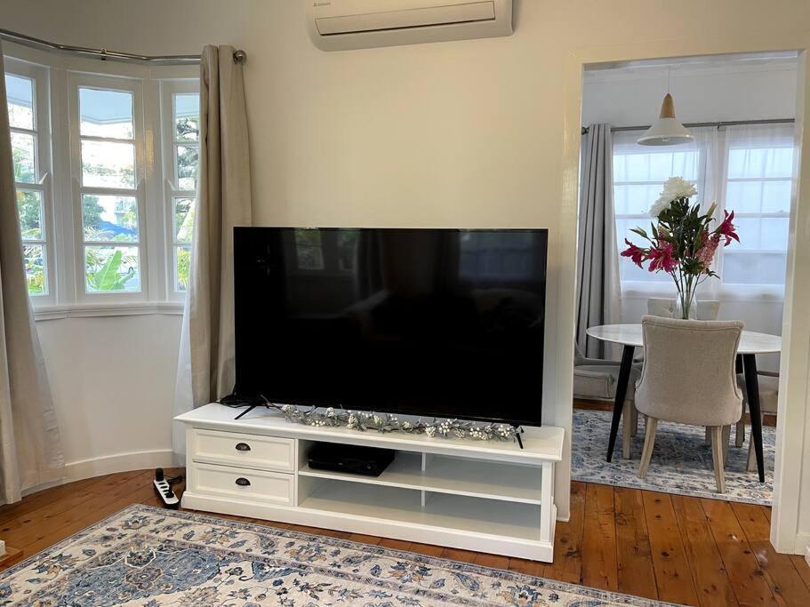 House 100ms To Freshly Renovated New Appliances *